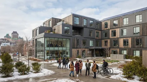 Résidence étudiante modulaire de plusieurs étages près d'un campus universitaire au Québec